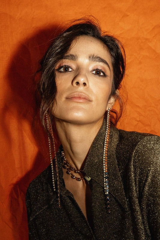 Pendientes largos con triple tira de cristales en ámbar, azul claro y azul oscuro.