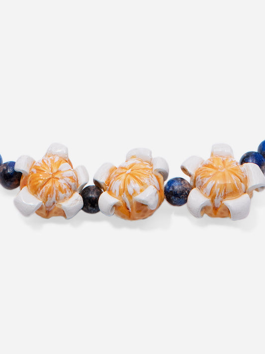 MANDARINO, COLLAR CORTO CON PIEDRAS AZULES Y MANDARINAS DE CERÁMICA