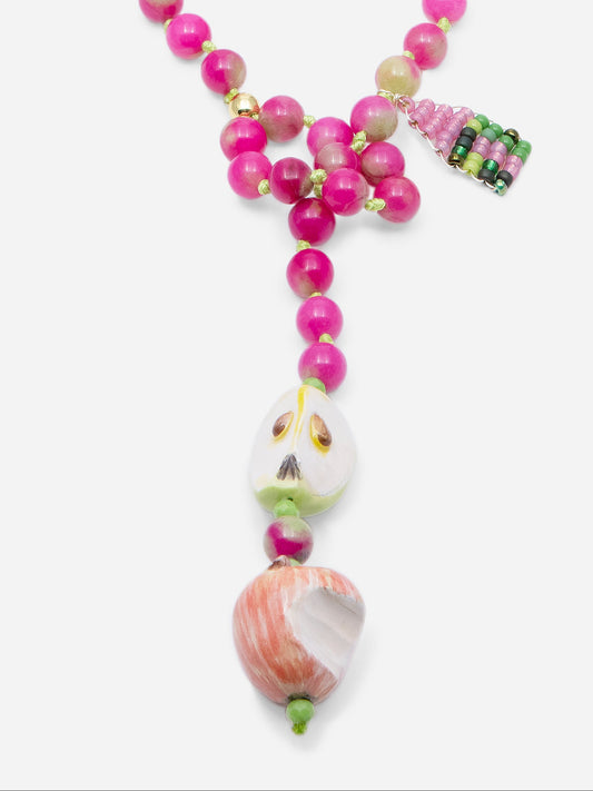 GALA, COLLAR LARGO DE PIEDRAS ROSAS Y MANZANA DE CERÁMICA