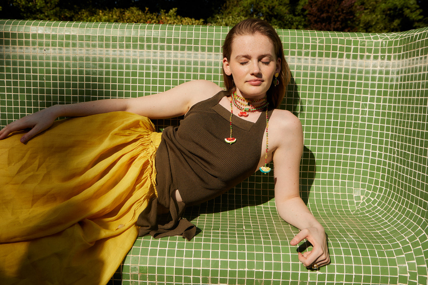 Collar de Collar largo con cuentas en colores rojo, verde y amarillo, con colgantes de cerámica en forma de sandía y melón, sobre modelo. Cashfana. Combinado con el collar cherry.