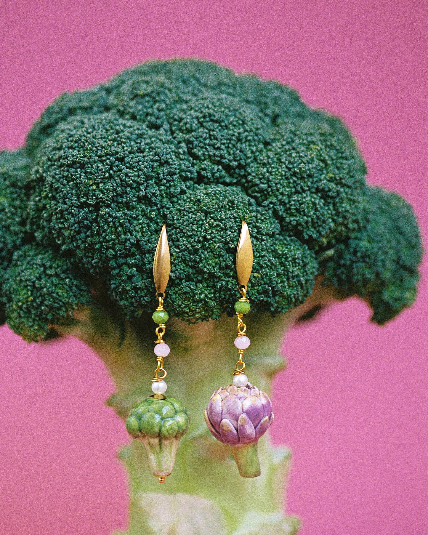BROCCOLINI, PENDIENTES CON PIEZA DE CERÁMICA EN FORMA DE BRÓCOI Y ALCACHOFA