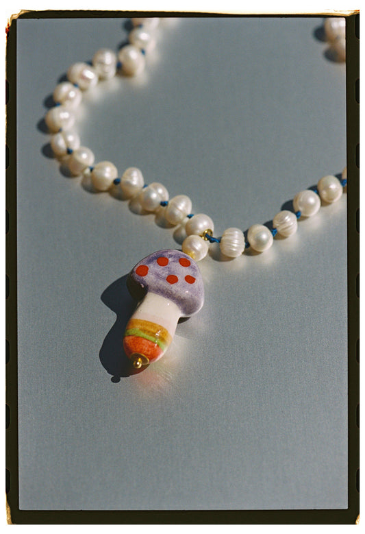 FUNGHI LILA, LONG PEARL NECKLACE WITH MUSHROOM-SHAPED CERAMIC PIECE