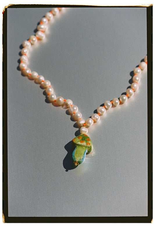 FUNGHI VERDE, LONG PEARL NECKLACE WITH MUSHROOM-SHAPED CERAMICS IN GREEN