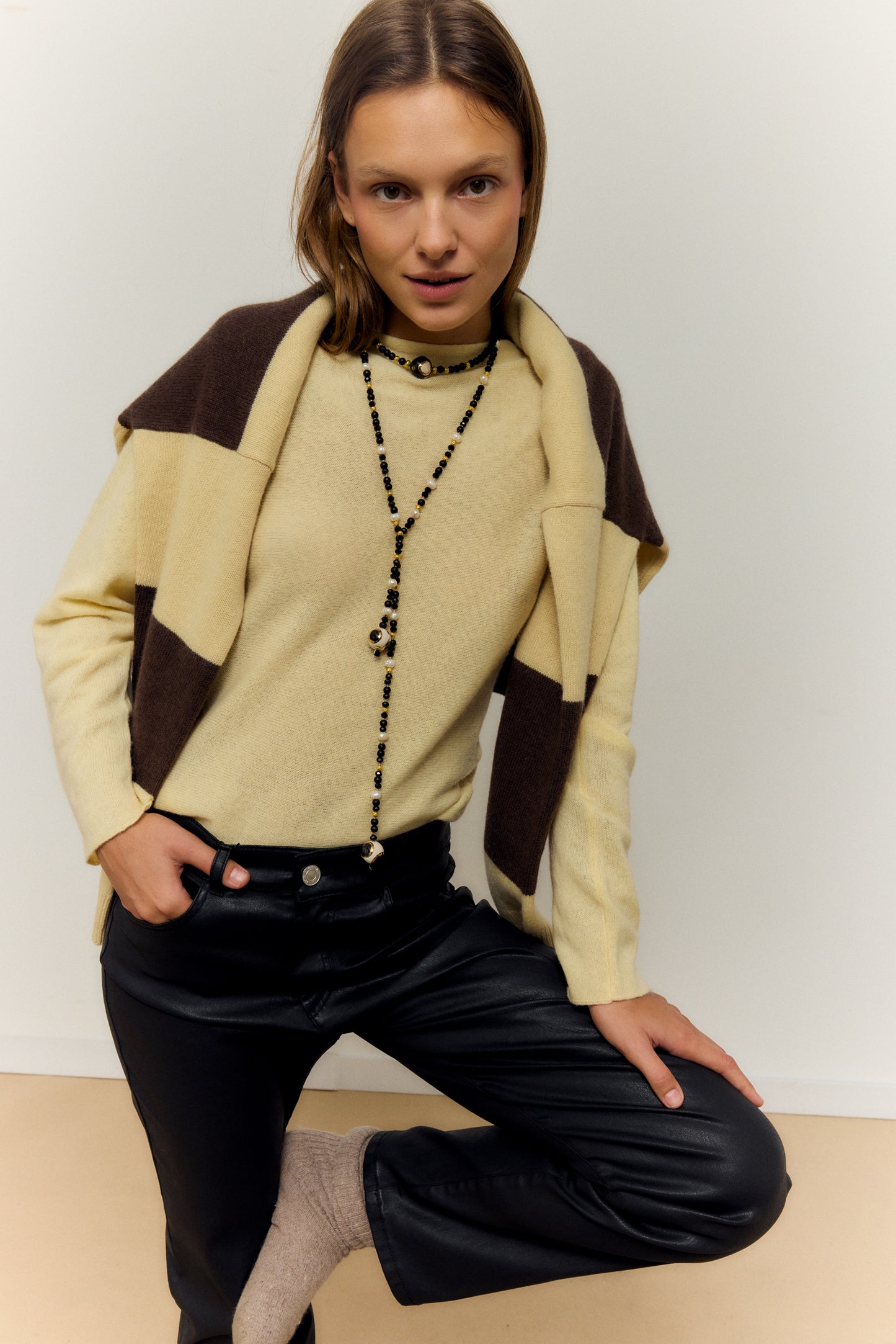 BOLAS NEGRAS NECKLACE