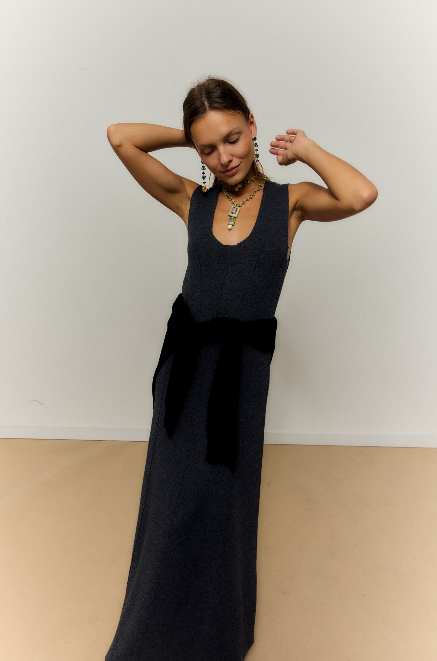 GIRASOL, PENDIENTES DORADOS CON PIEDRAS VERDE Y AMATISTA