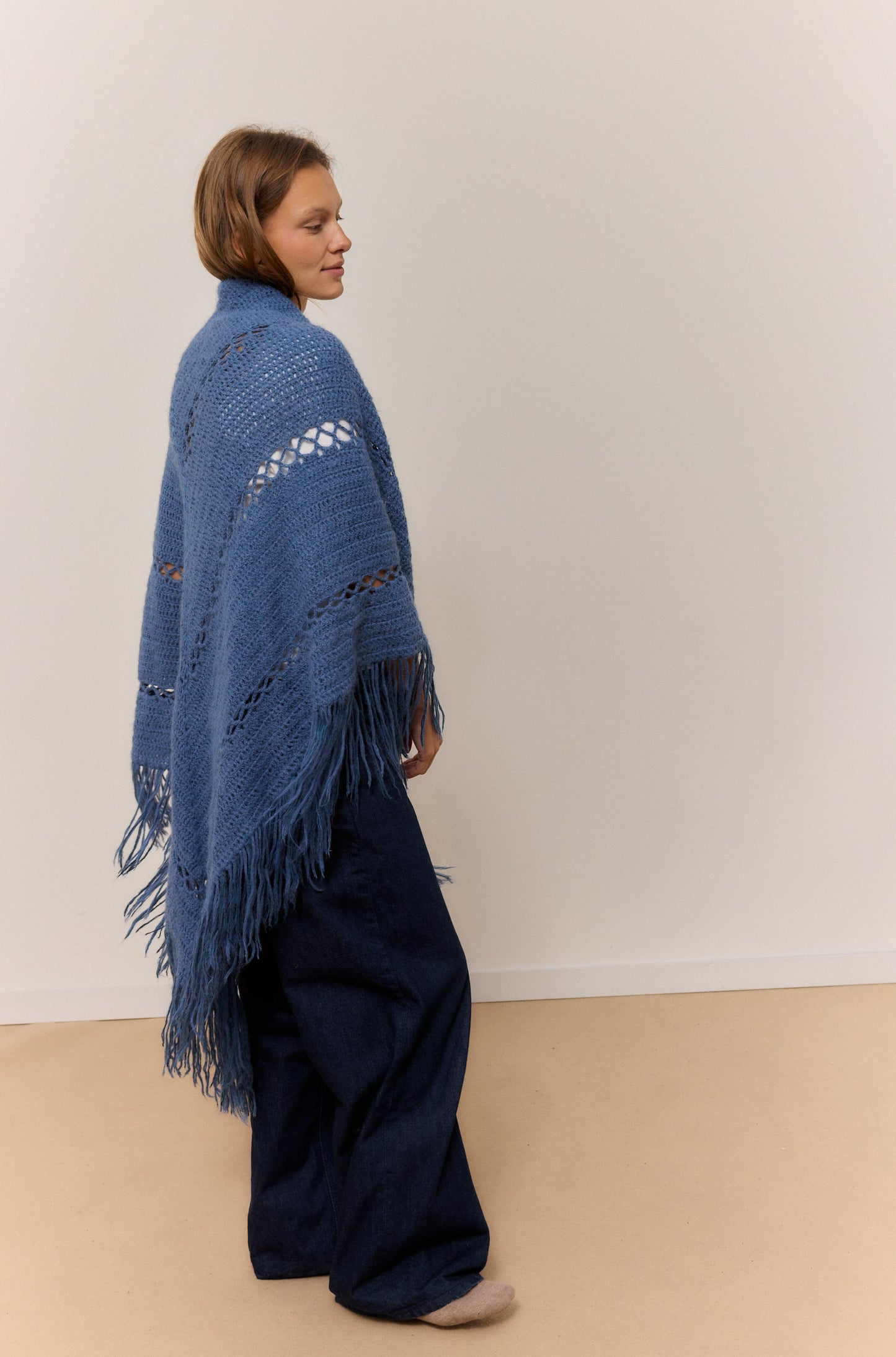 CHAL INDIGO, CHAL DE LANA DE ALPACA NATURAL