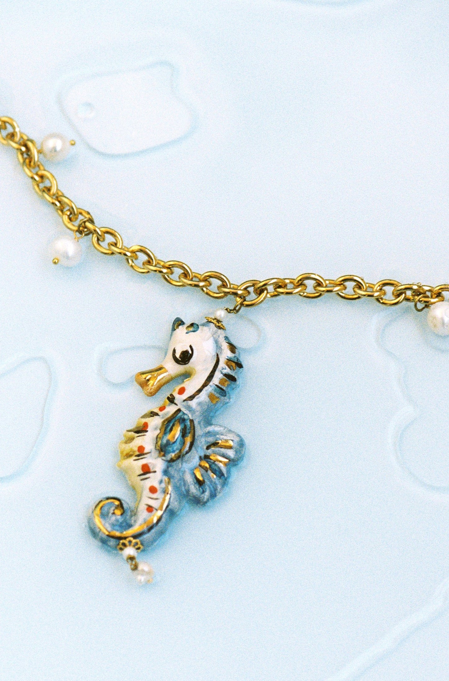 cavalluccio sobre fondo de placa de hielo