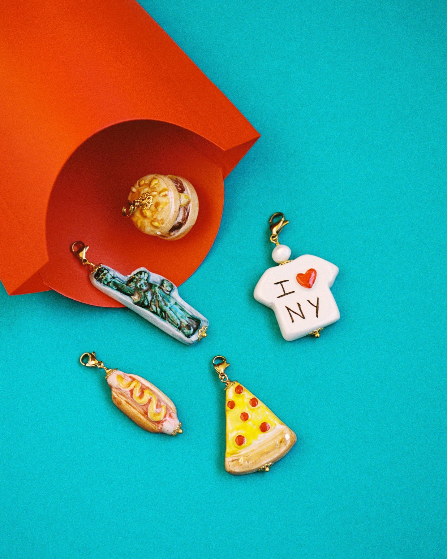 charm hot dog junto con los demás charms