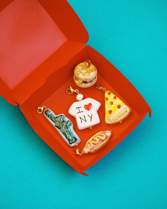 Charm big apple sobre caja de comida