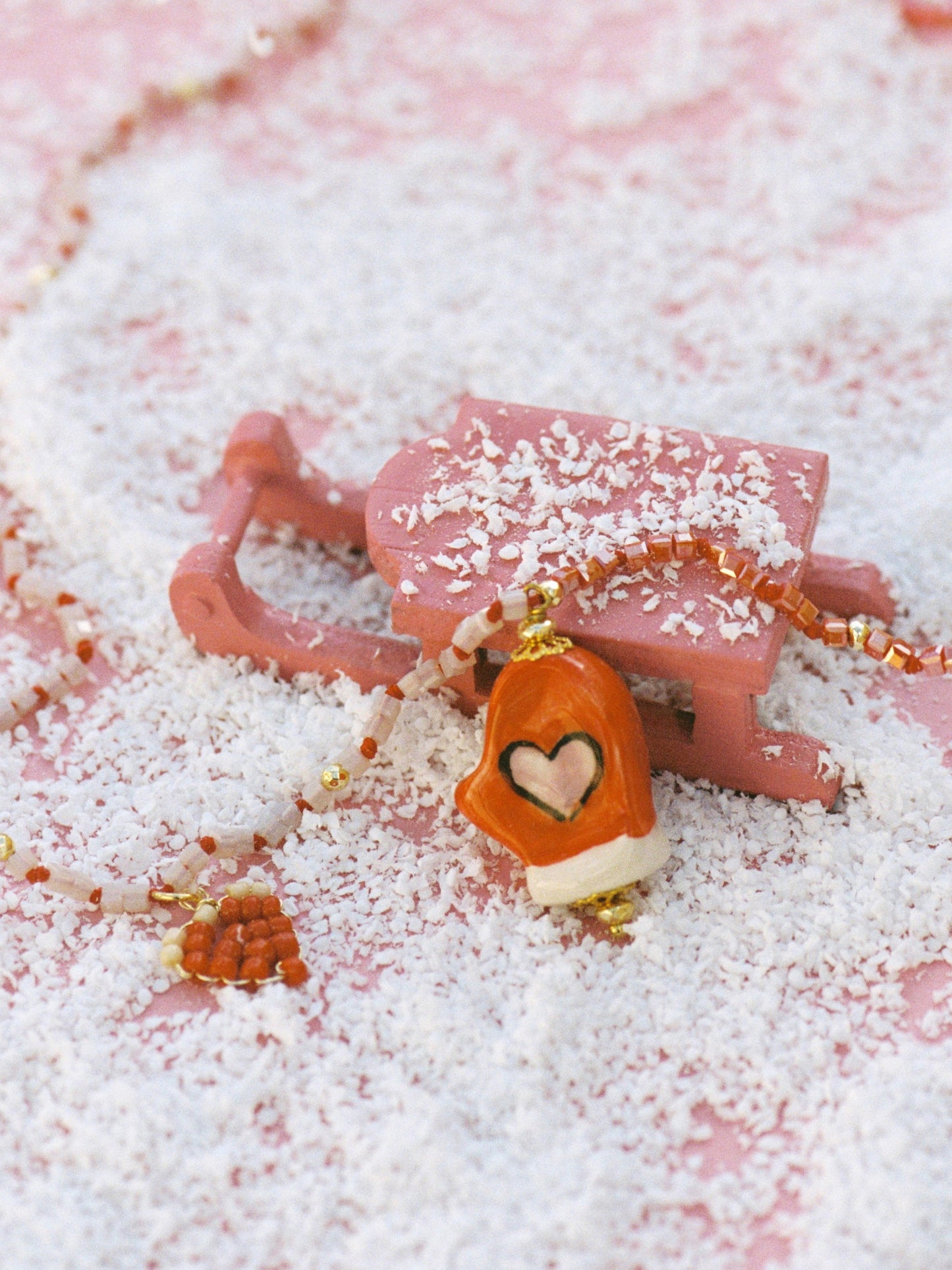 Collar guantino sobre trineo con nieve