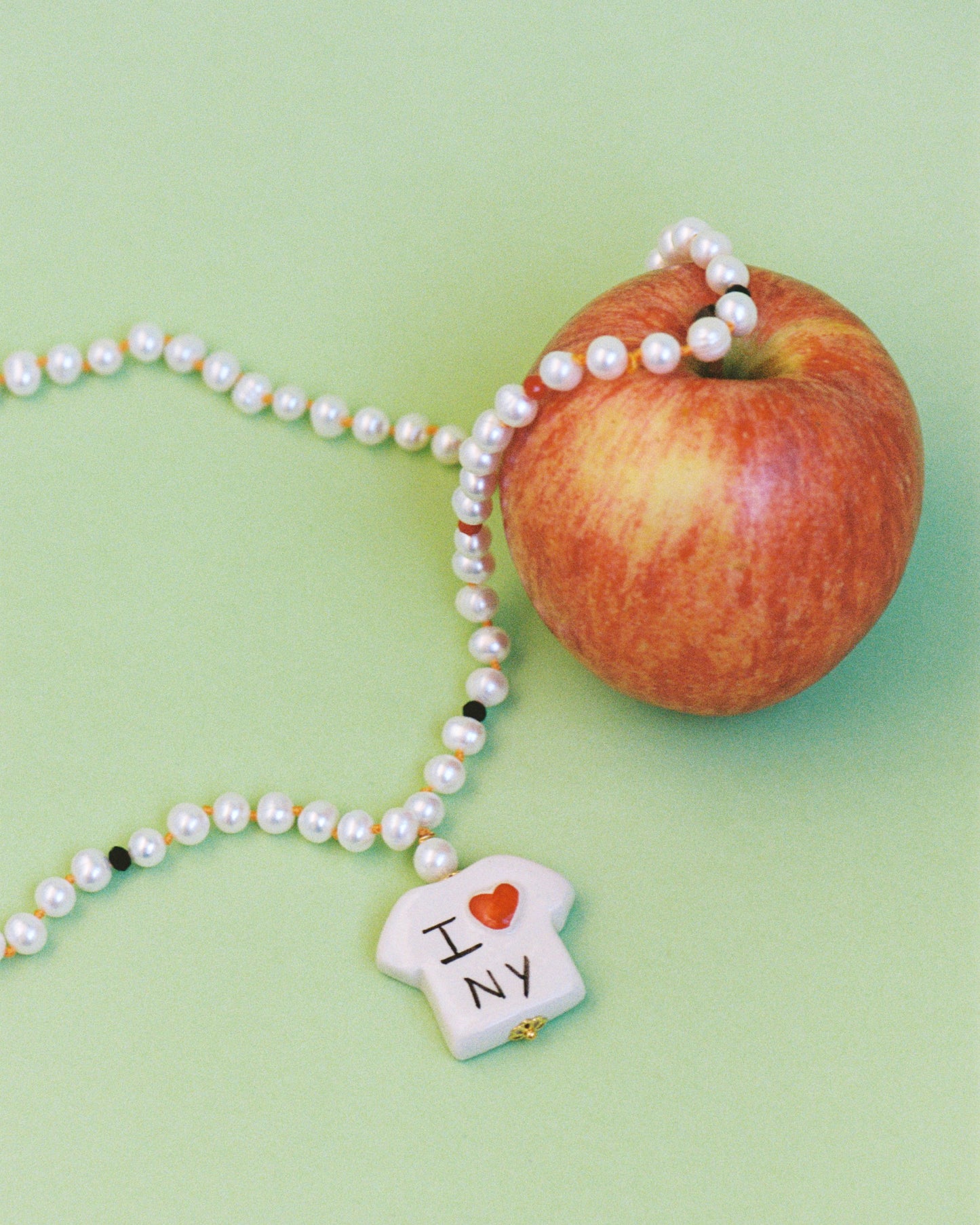 Collar T-shirt combinado con una manzana grande