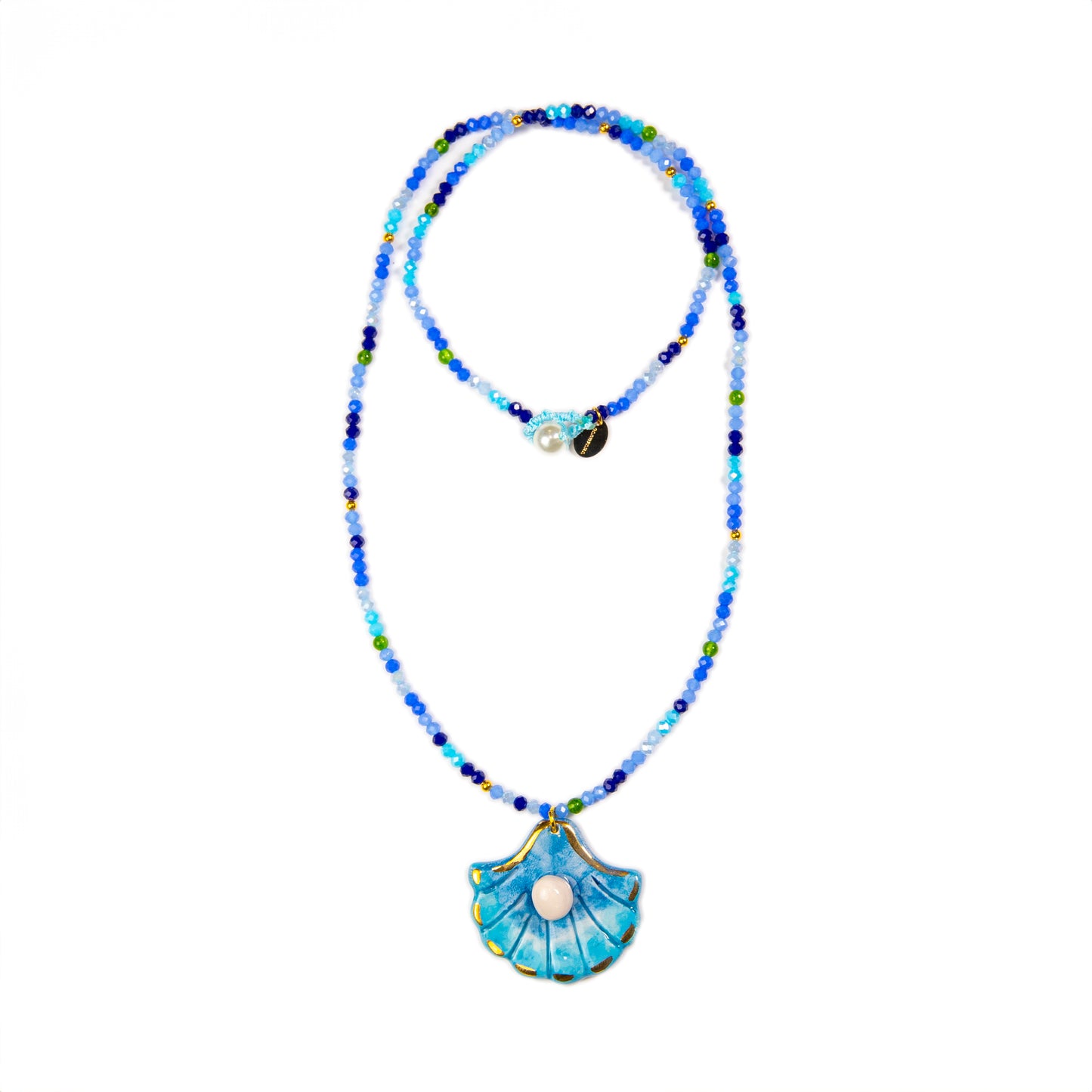 CONCHA PERLA, COLLAR LARGO DE CUENTAS AZULES Y CONCHA DE CERÁMICA CON UNA PERLA
