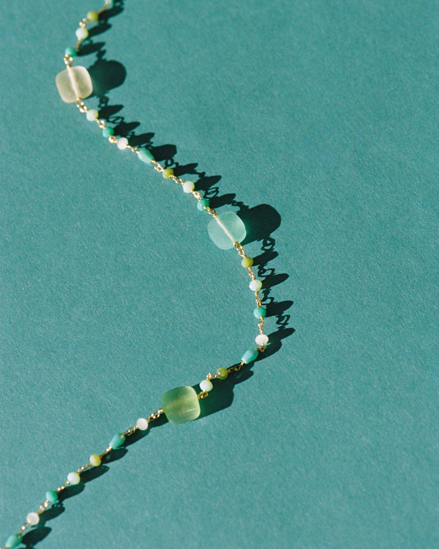 Collar verde sobre fondo azul