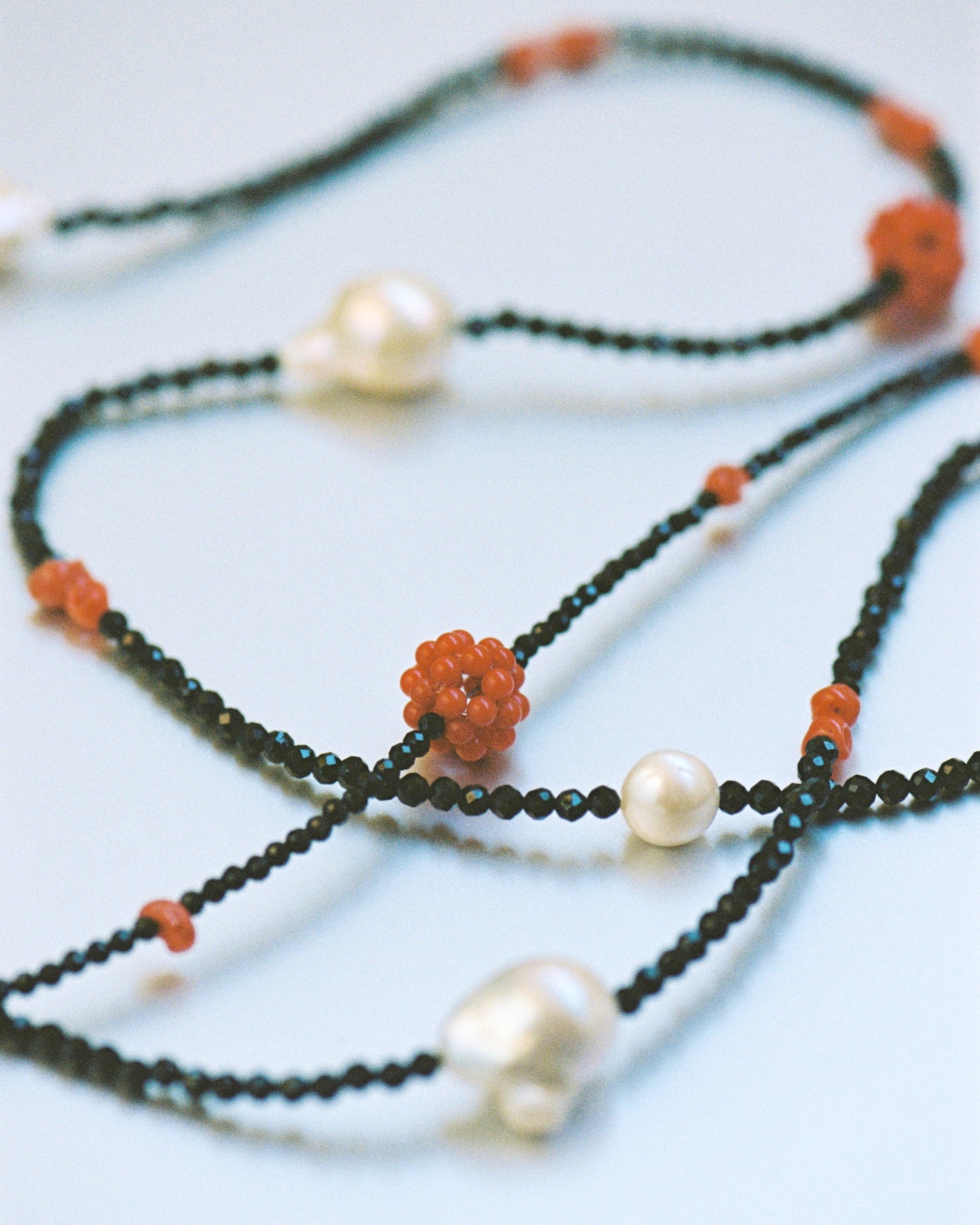 Collar noche sobre fondo blanco