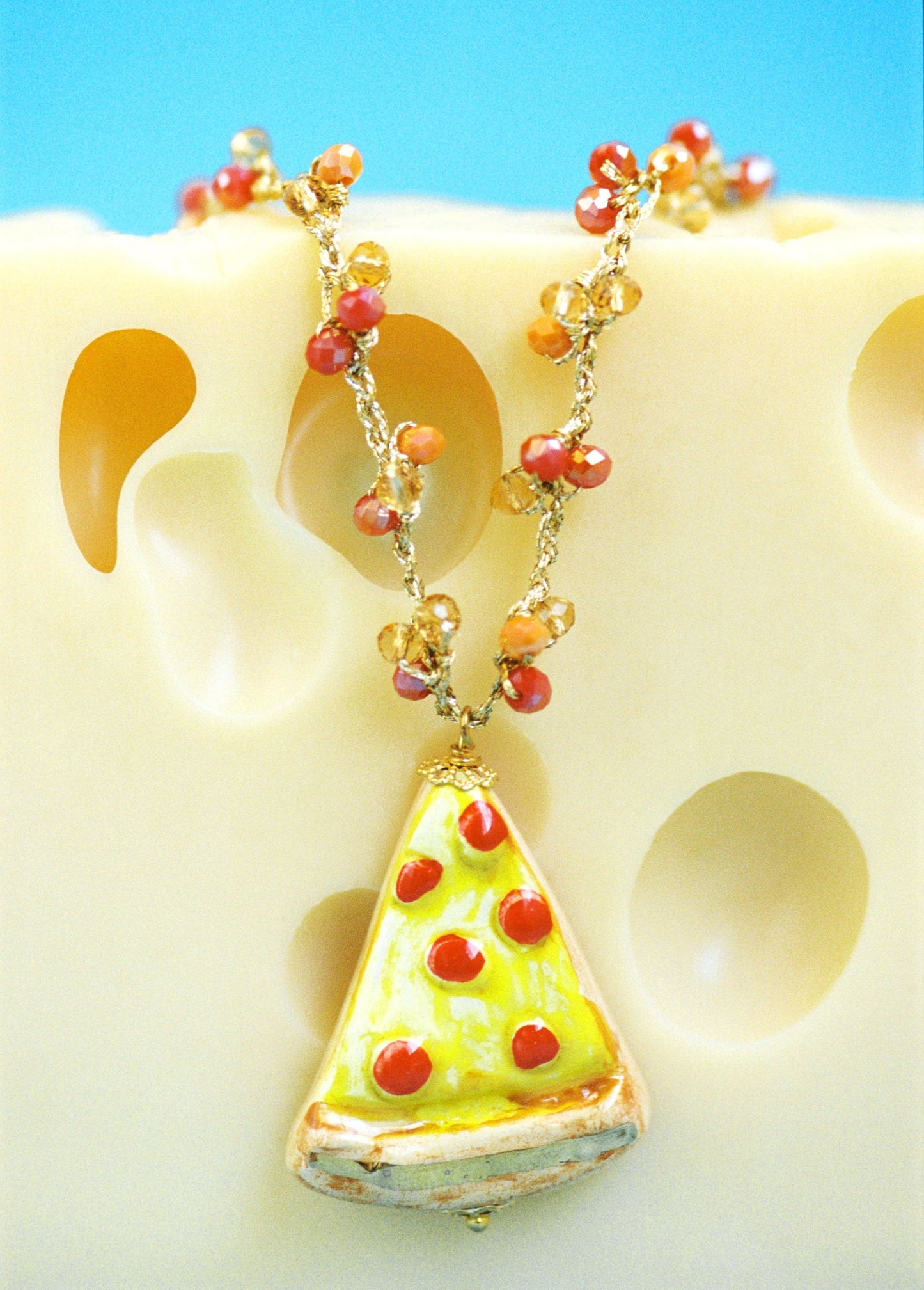 Collar pizza sobre fondo de trozo de queso