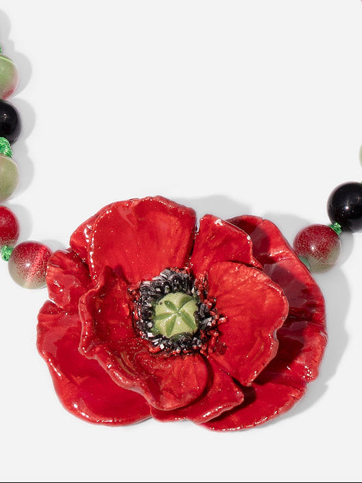 COLLAR AMAPOLA, COLLAR CORTO DE CUENTAS EN TONOS TIERRA CON PIEZA DE CERÁMICA EN FORMA DE AMAPOLA