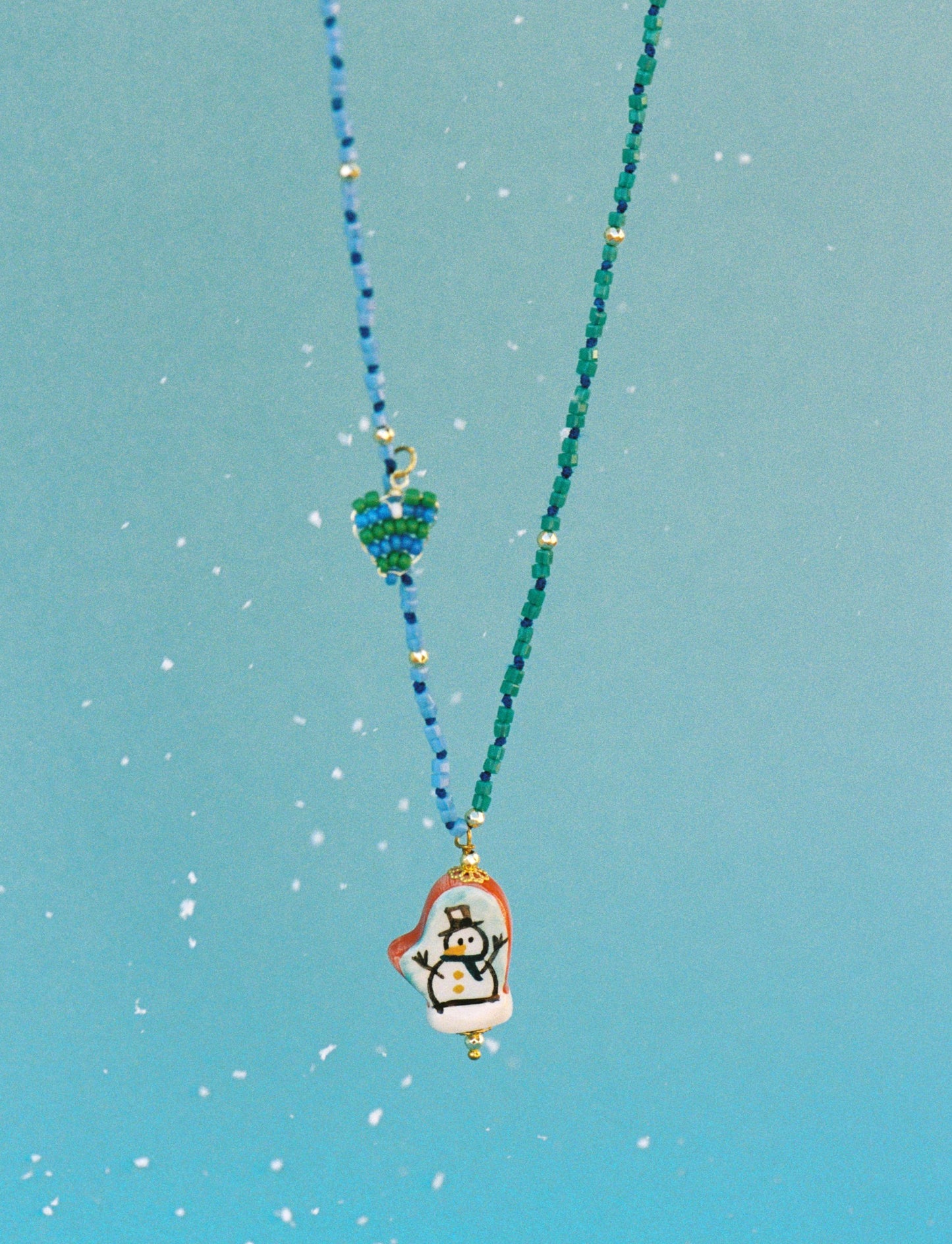 Collar snowman sobre fondo azul