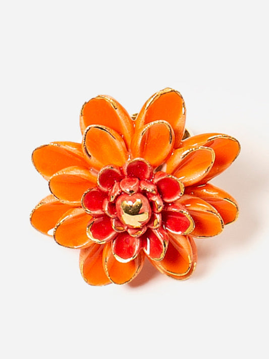 detalle pendientes caterina sobre fondo blanco