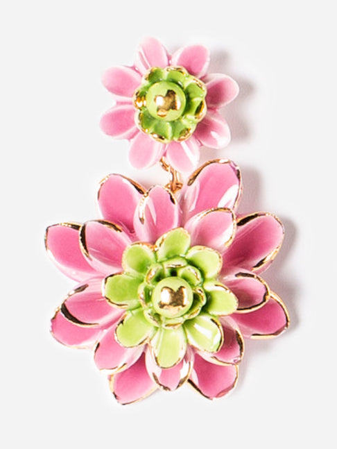 Detalle pendientes allegra sobre fondo blanco