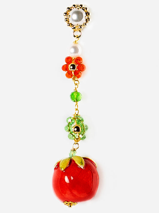 detalle pendientes mini pomodoro sobre fondo blanco