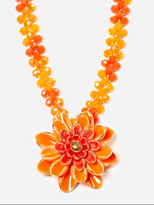 Con colgante central de flor esmaltada en naranja degradado, sobre fondo blanco. Cashfana.