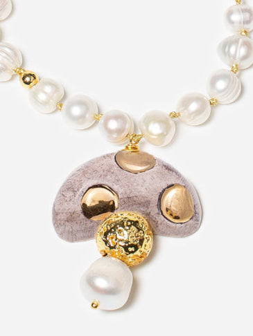 CHAMPI TOPO, COLLAR LARGO DE PERLAS CON COLGANTE DE SETAS MARRÓN.