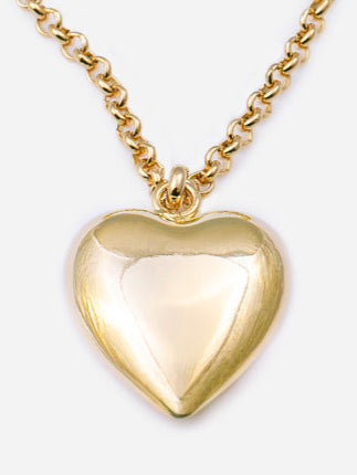 Colgante metálico en forma de corazón liso con acabado brillante, sobre fondo blanco.