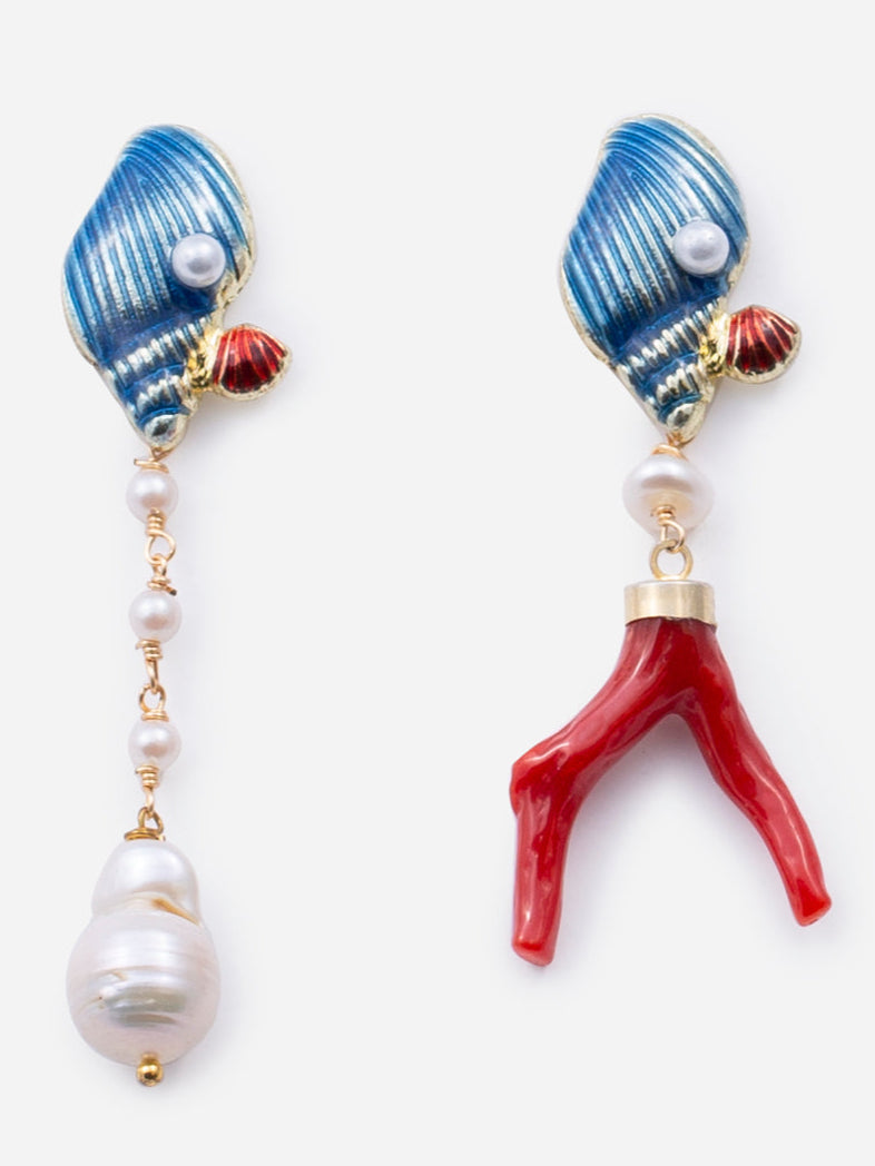 Pendientes asimétricos con concha azul esmaltada, coral rojo, perla colgante y detalles marinos dorados.