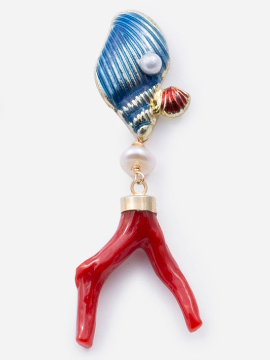Pendientes asimétricos con concha azul esmaltada, coral rojo, perla colgante y detalles marinos dorados.