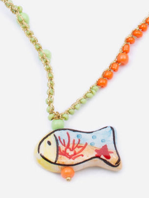 detalle de collar baby sobre fondo blanco