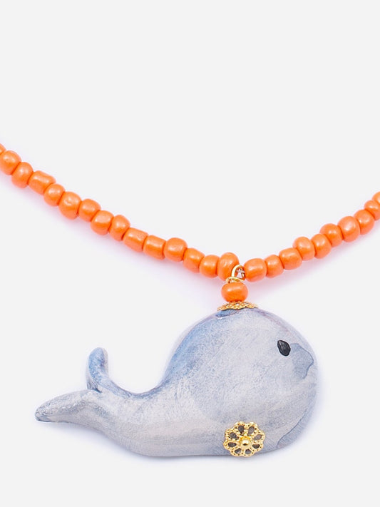 detalle de collar whale sobre fondo blanco cashfana