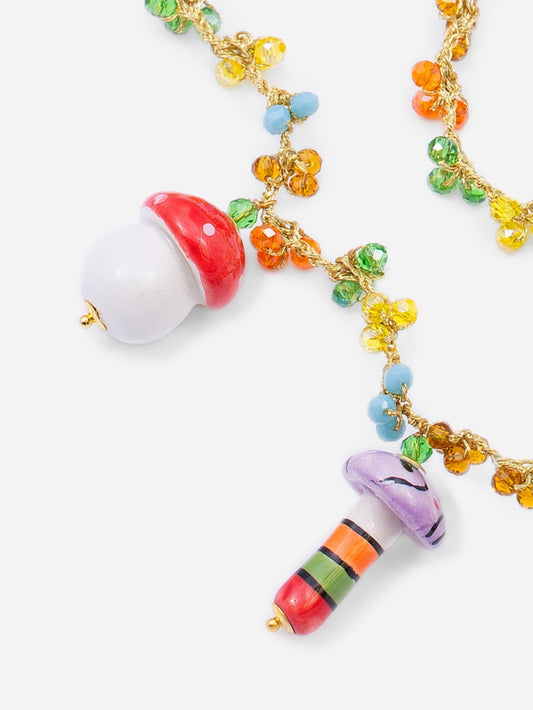 Collar largo con cuentas multicolor y colgantes de setas de cerámica pintadas a mano. Diseño artesanal colorido de Cashfana.