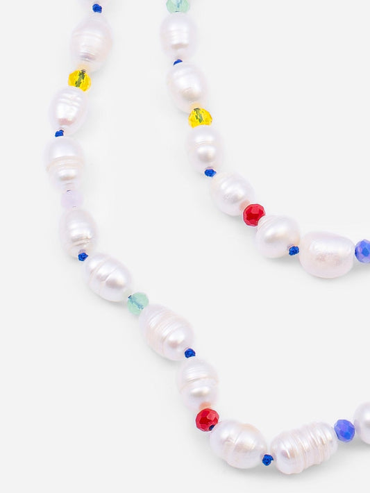 Collar de perlas long bubble sobre fondo blanco