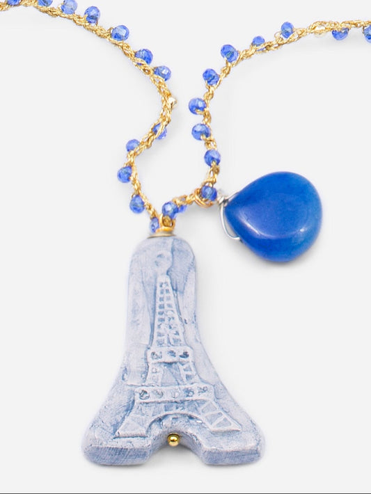 detalle torre eiffel sobre fondo blanco