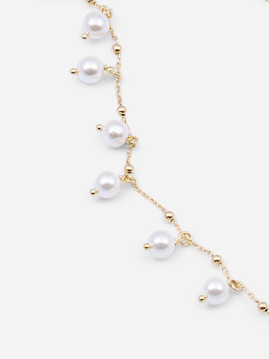 detalle collar pieno di perle sobre fondo blanco