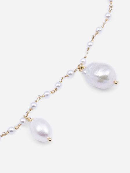 detalle Collar cinque perle sobre fondo blanco