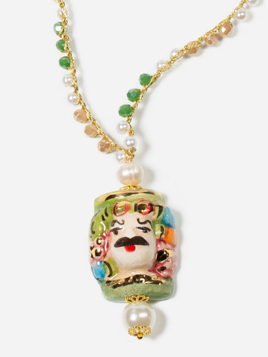 Collar largo doble con cuentas verde oliva, detalles en dorado y colgante de cerámica de cabeza masculina siciliana pintada a mano.