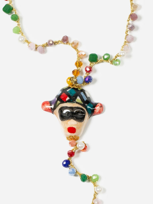 Collar largo multicolor con cuentas de vidrio, figura central de cerámica artesanal con rostro siciliano y dije colgante en forma de cuerno rojo.
