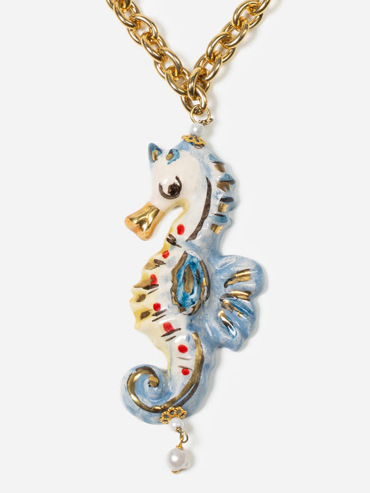 detalle de collar cavalluccio marino sobre fondo blanco