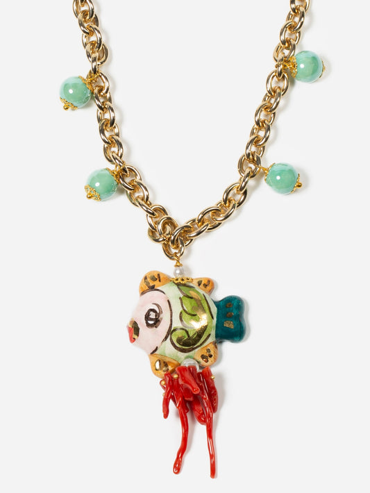 Detalle de Collar pesci corallini sobre fondo blanco.