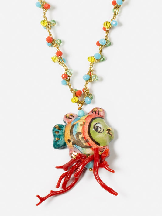 detalle de collar globo sobre fondo blanco, cashfana