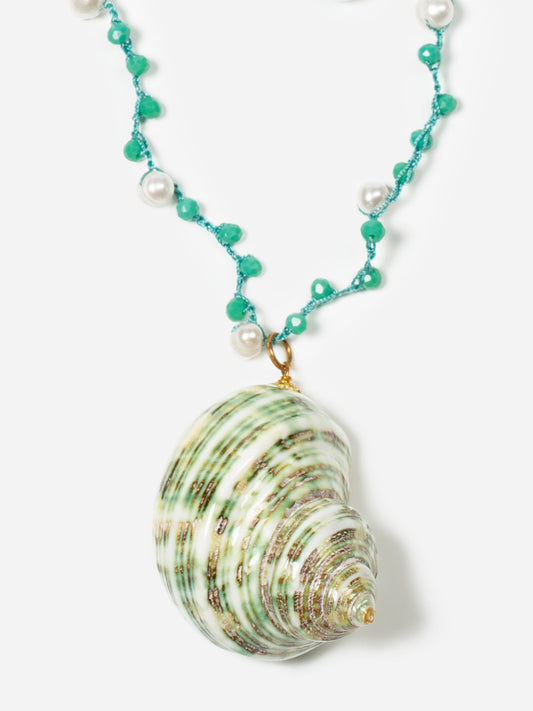 detalle collar blue shell sobre fondo blanco cashfana