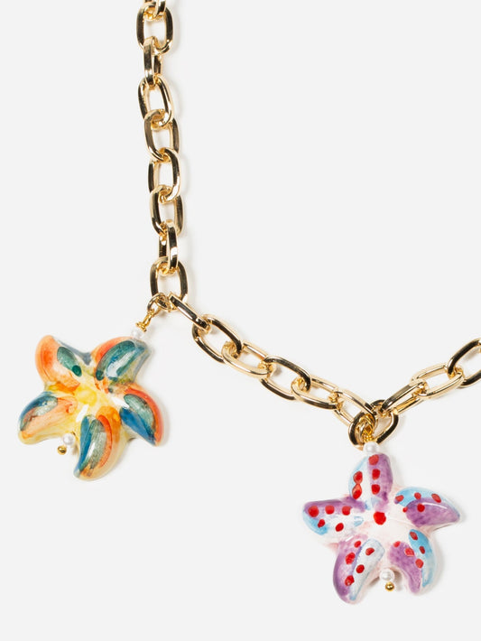 detalle collar due stelle sobre fondo blanco. cashfana