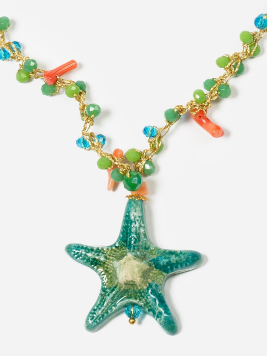 detalle de estrella de mar verde sobre fondo blanco cashfana