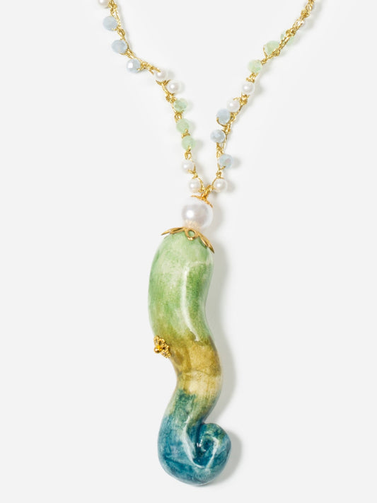 Collar largo con cuentas finas y colgante esmaltado en forma de peperone verde, amarillo y azul. Cashfana.