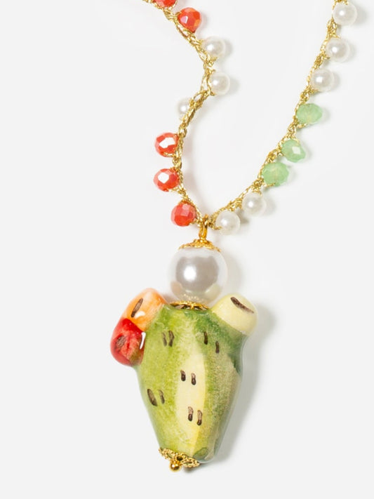 Collar largo con cuentas verdes y coral y perlas y colgante de cactus de cerámica esmaltada en verde. Pieza artesanal de Cashfana.