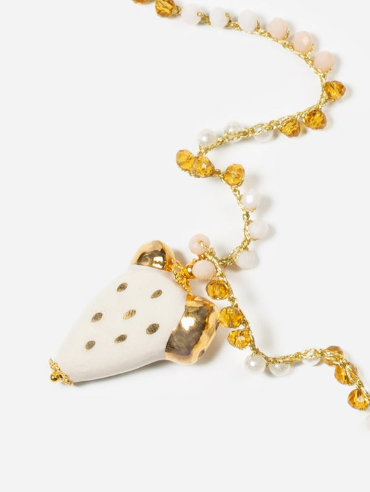 Collar largo con cuentas doradas y blancas, y tres colgantes de cactus de cerámica blanca pintados a mano. Diseño artesanal de Cashfana.