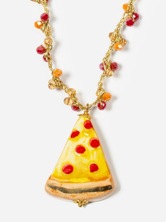 Detalle de collar pizza sobre fondo blanco