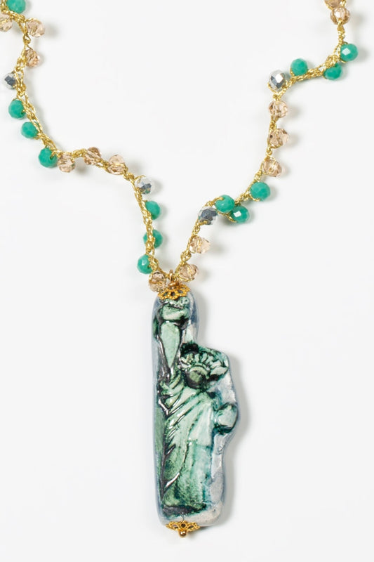 detalle Collar estatua de la libertad sobre fondo blanco