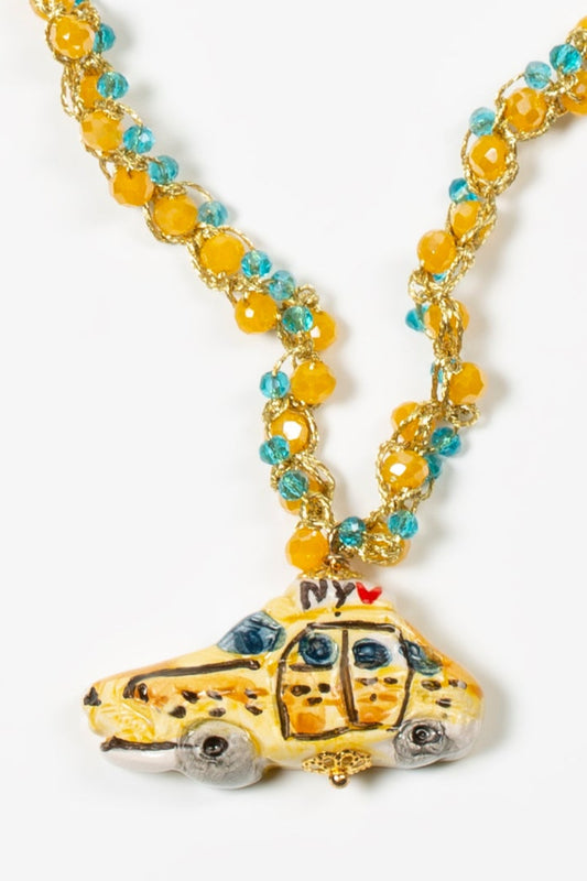 Detalle collar taxi sobre fondo blanco